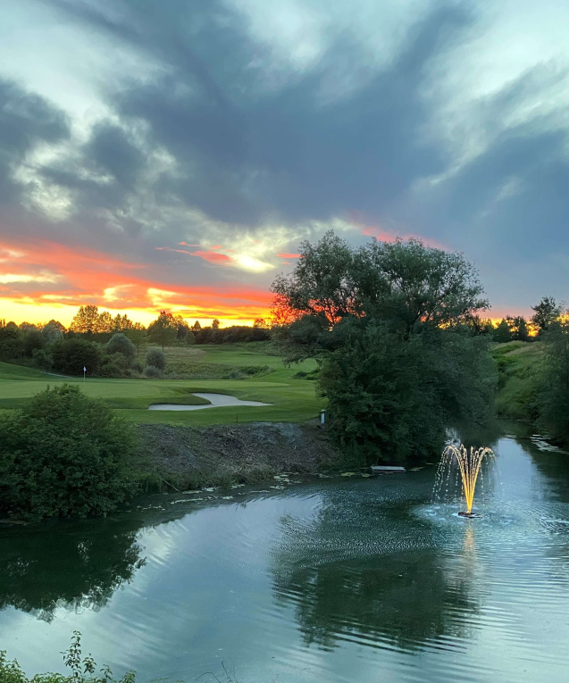 Sonnenuntergang im Golfpark: die neue Wasserfontäne an Loch 15