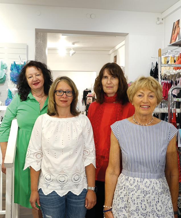 Das Team von Wäschetraum Kulmbach berät Sie kom­petent in Sachen Lingerie. V.l.n.r. Inhaberin Gudrun Stübinger, Melanie Friedrich, Gisela Müller und Heidrun Pöhlmann.