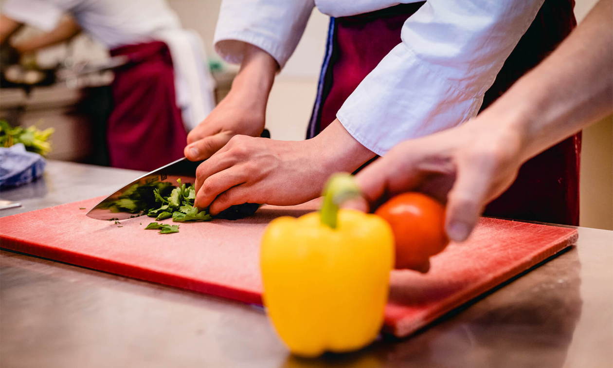 Läuft im Turbogang: Gemüseschneiden – bei Küchen-Profis sitzt jeder Handgriff. Es gibt nur zu wenige, die den Küchen-Job machen wollen, sagt die Gastro-Gewerkschaft NGG.