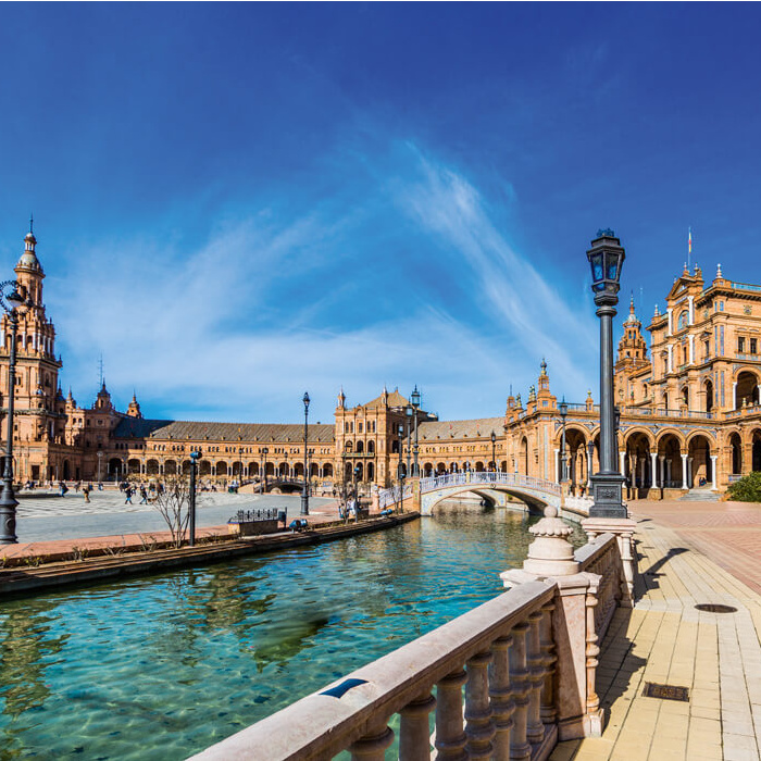 Die Plaza de Espana in Sevilla mit seinem imposanten Gebäude.