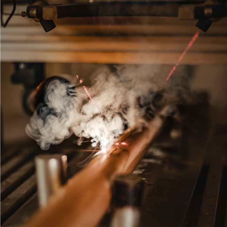 Ein Werkzeugstiel wird mittels Laser graviert.