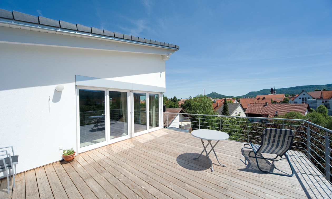 Dank der Holzrahmenbauweise können Außenwände kostengünstig und zeitsparend gedämmt werden. Bei diesem Dämmsystem wird ein Holzrahmen um das Haus errichtet, der mit Naturfaserdämmstoff befüllt wird. Das kann Zellulose oder Holzfaser, aber auch St