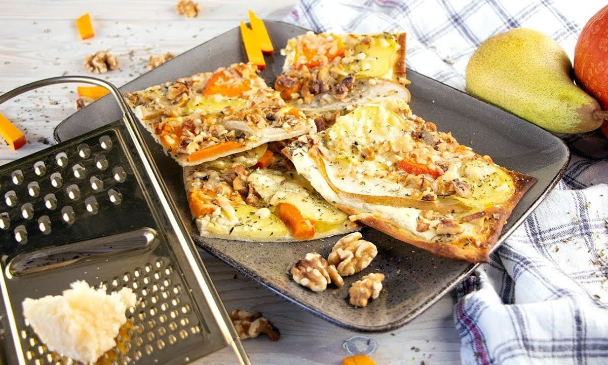 Kartoffel-Kürbis-Flammkuchen mit Birne