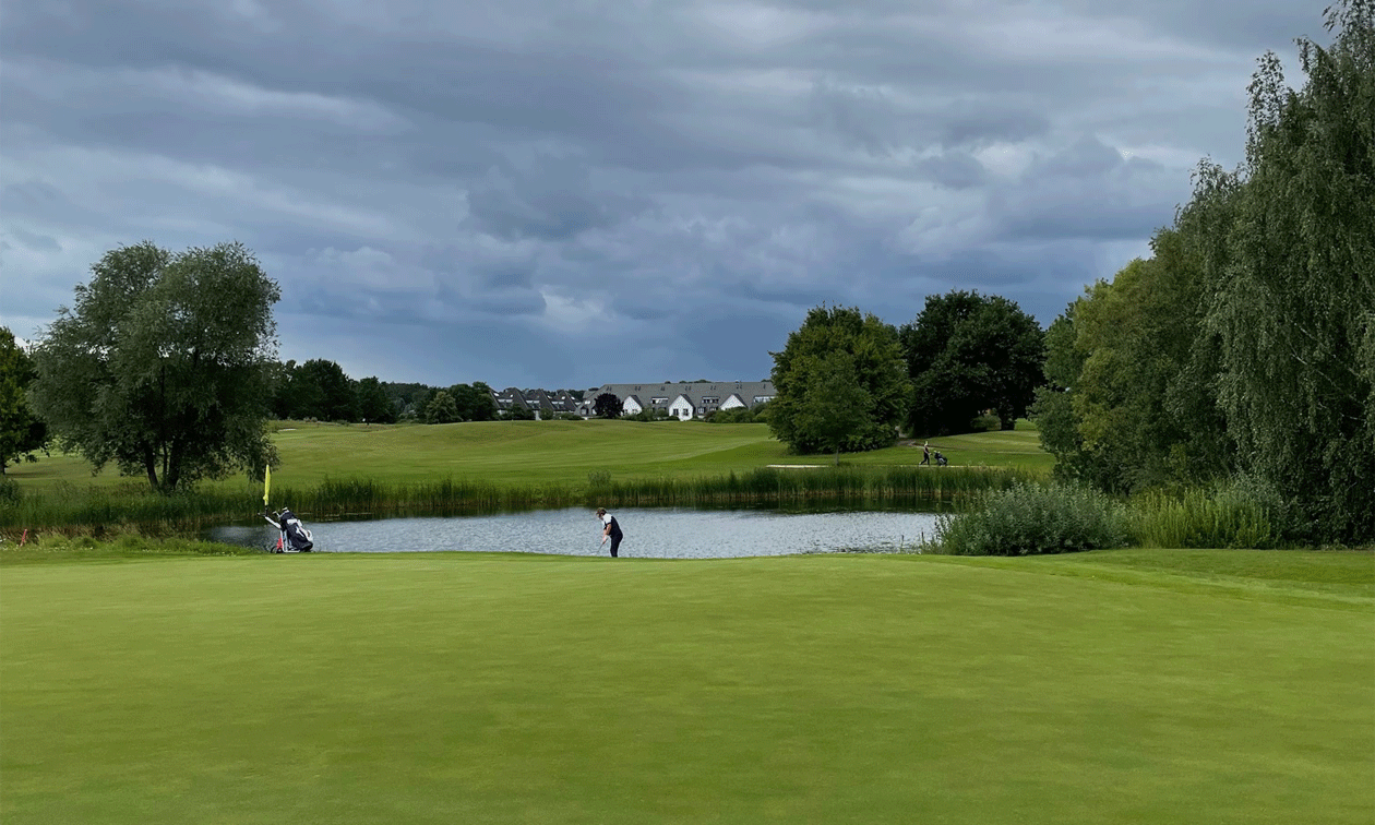 Auf dem Nordplatz: Die dunklen Wolken über dem Golf- und Countryclub Seddiner See können uns Golf-Ladies nichts anhaben, wir trocknen ja wieder!