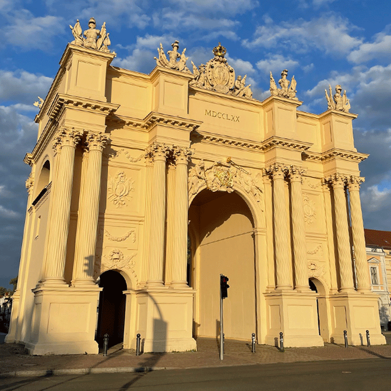 Während der Stadtführung besuchen wir das Original Brandenburger Tor in Potsdam.