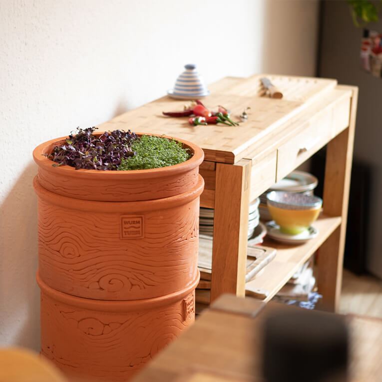 Egal ob Küche, Terrasse oder Garten – mit dem WurmTurm kann man ganz einfach Bioabfälle zu guter Erde machen – ganz nebenbei und ohne Geruchsbelästigung.