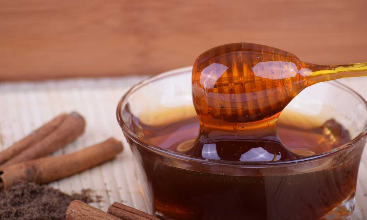 Der süße Zauber der Natur: Manuka-Honig, ein wertvolles Geschenk der neuseeländischen Wildnis.