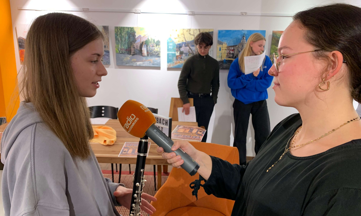 Lilly Hübner, Pressesprecherin des P-Seminares Musik „Kulmbach klingt“ gibt Radio Plassenburg ein Interview.