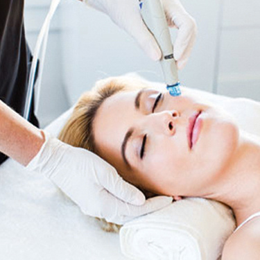 HydraFacial-Gesichtsbehandlung für die Frau