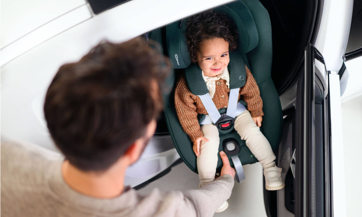 Die Drehung der Kindersitze sowie das Herausziehen aus dem Auto erleichtern das Hineinsetzen des Kindes und schont den Rücken der Eltern.