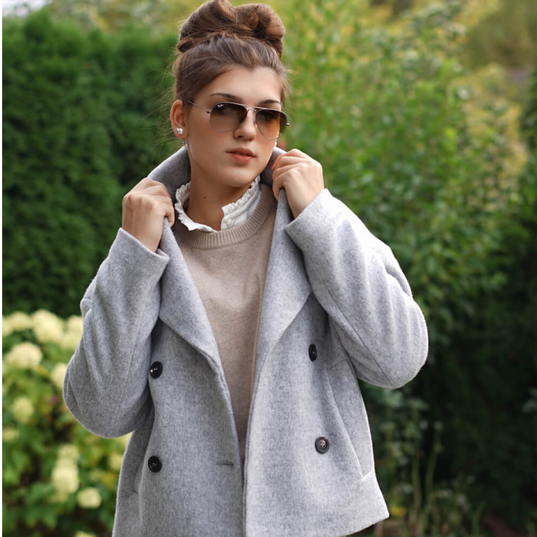Mit dem Cashmere-Pullover in einem warmen Sandton und der grauen Cashmere-Jacke ist man bestens für die kalte Jahreszeit gerüstet