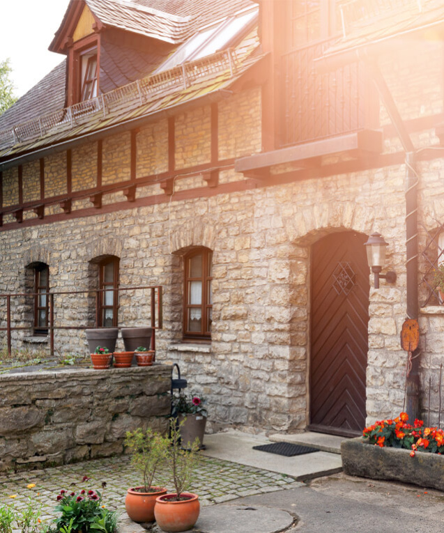 Die Gästezimmer befinden sich im Haupthaus und im hier zu sehenden Natursteinhaus.