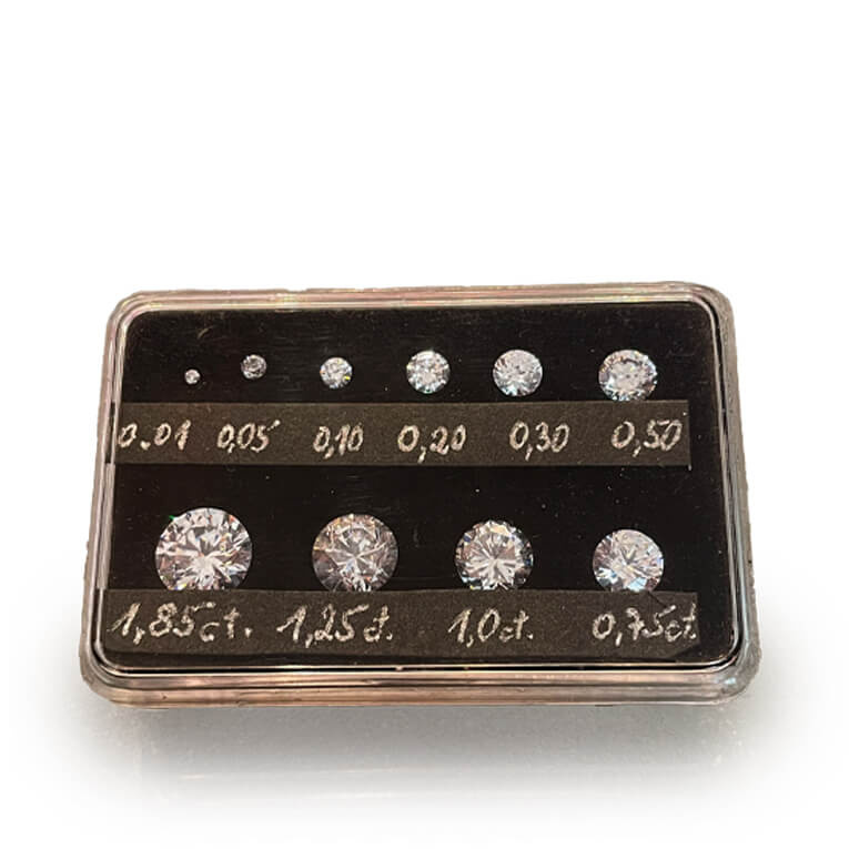 Zum besseren Verständnis der Steingrößen bietet Juwelier Wecker Steine in den gängigen Karat Werten zur Ansicht.