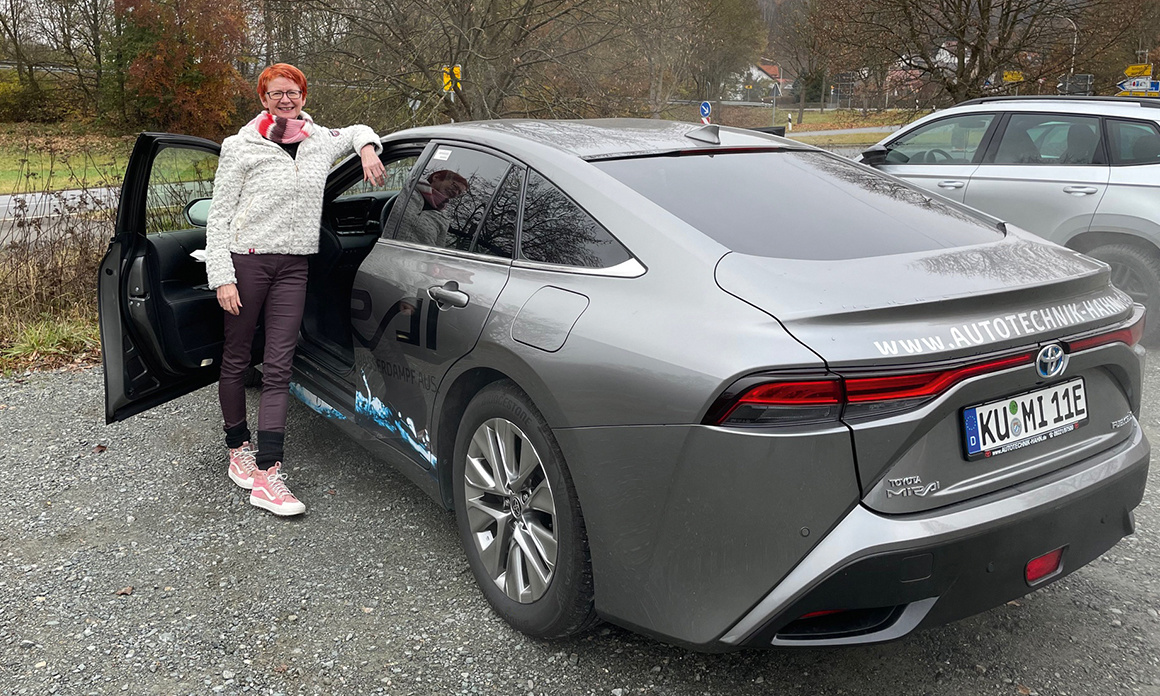 Petra Schmidt von der LebensArt² mit dem Toyota Mirai