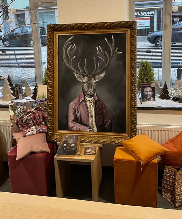 Der „personifizierte Hirsch“ im antiken Rahmen, gemalt in Acrylfarben. Die Knöpfe mit 24 Karat Blattgold rausgeputzt.