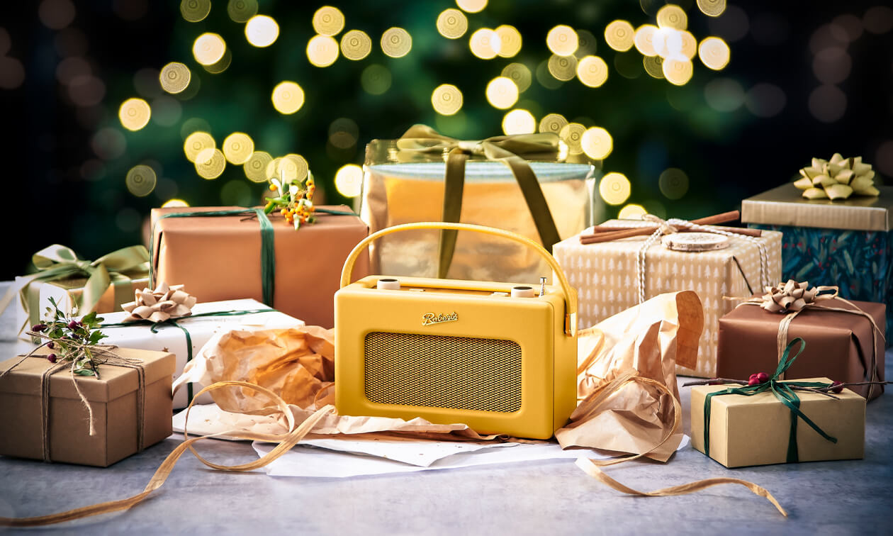 Hörgenuss schenken mit dem handlichen kleinen Radio in warmen Gelb.