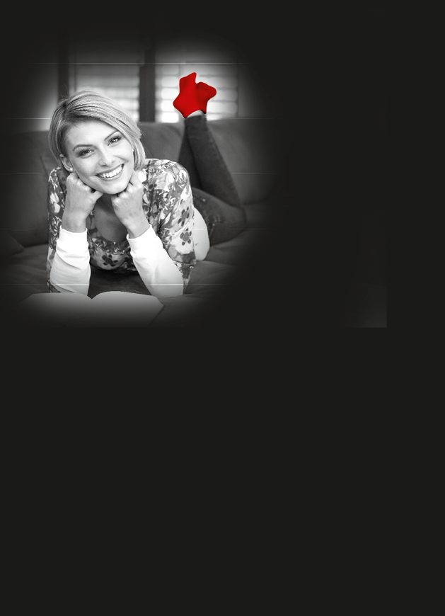 frau lie t ein buch auf der couch