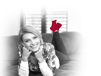 frau lie t ein buch auf der couch